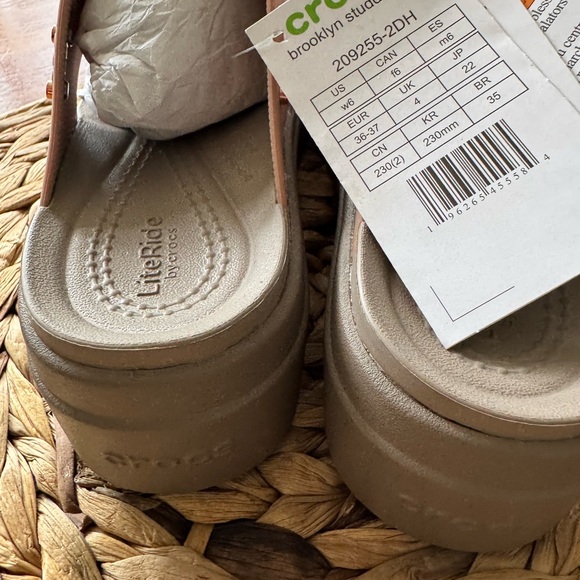 Crocs women’s studded Brooklyn flip flop wedges size 6 - Picture 10 of 15